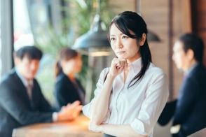 女性管理職がいる企業の割合は順調に増えているのか。部長・課長・係長の平均賃金も男女で比較