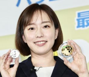 石川佳純さんがノースリーブのワンピース姿で平野美宇の団体銀メダルを祝福