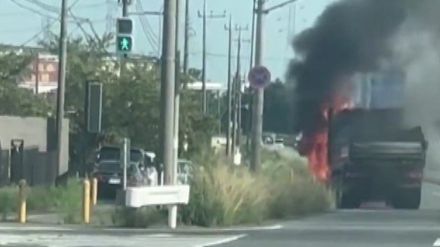 「漏れた燃料に火がついた」国道でダンプカーが炎上　けが人なし　群馬・伊勢崎市