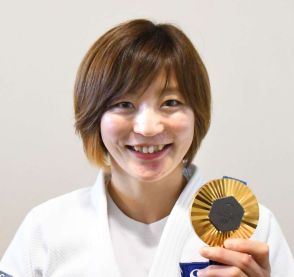 これが世界を極めた「ともえ投げ」か…パリ五輪「金」角田夏実選手が児童に実技指導、選ばれた5人が本人に仕掛けた　鹿児島市