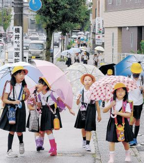 「傘の花」咲かせ登校　県内で始業式、雨でも児童ら笑顔