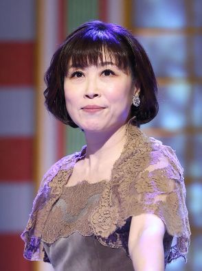 水森かおり、真っ赤なドレスで葉っぱをくわえ51歳の誕生日を報告「これからも初心の気持ちで…」