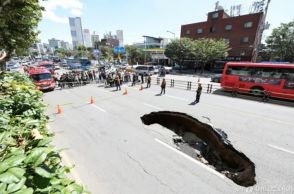 ソウルで道路陥没、車が落下…緊急点検、他にも「地下に空洞」の可能性