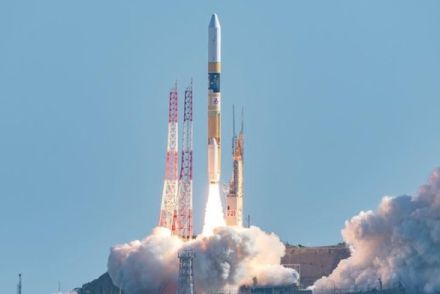 防衛省「めっちゃ衛星打ち上げます」 予算もドンと”3000億円超”で「衛星の星座」構築、その目的は…？