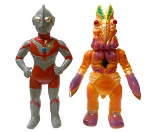 M1号のソフビ「大怪獣対決セット ウルトラマン（Bタイプ）VSバルタン星人（2代目）」と「カネゴン三輪車 蓄光版」のゴールド＆パープルカラーが発売