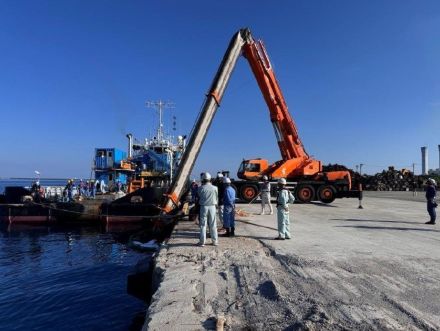 「クレーン車のアームが折れた」　荷揚げ作業中のクレーン、先端が海に沈む　宮古島の下崎埠頭　沖縄