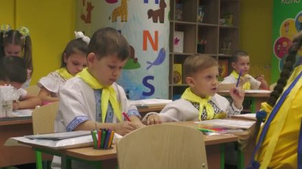 新学期を迎えたウクライナ、親も子も不安を抱えながら登校　前夜もロシアの空爆