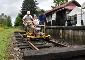 北海道・沼牛駅に活気再び　幌加内の保存団体が旧深名線で催し　レール敷設、保線用車両楽しむ