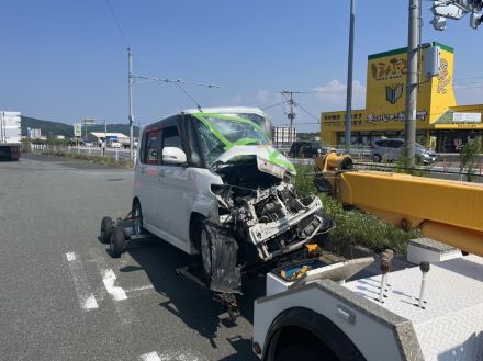 軽乗用車がトラックと衝突し大破　軽乗用車運転の女性が搬送される　国道３号線の交差点　福岡・宗像市