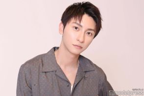 AAA與真司郎、美腹筋際立つ水着姿 世界1人旅ショットに「絵になる」「ムキムキでかっこいい」と反響