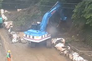 「ショベルカーを遠隔で操作!?」台風の影響による土砂災害に“無人機”が活躍