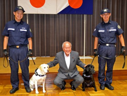 不審紙幣発見、お任せを　探知犬、鈴木財務相を「表敬」