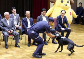 不正な紙幣の持ち出しを水際で防げ　「紙幣探知犬」成田空港に配置、財務相にデモ披露