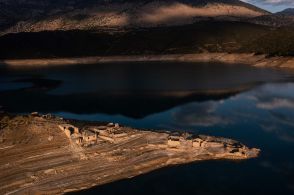 ダム湖に沈んだ村、干ばつで出現 ギリシャ