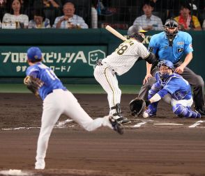 【阪神】前川右京また死球で騒然　右足甲付近に直撃も自力で一塁へ向かう　31日に復帰したばかり