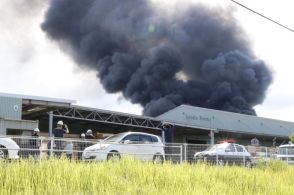 岡山・津山で工場火災、鎮火めど立たず　木材冷却施設から出火