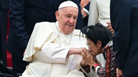 ローマ教皇、インドネシアに到着　４カ国の歴訪開始