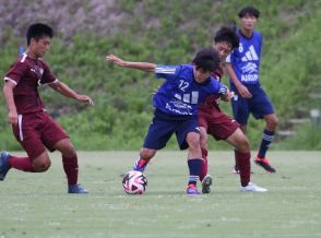 U-15日本代表候補が1、2歳年上の尚志高に挑戦。プレスの速さなど体感したことを今後の糧に