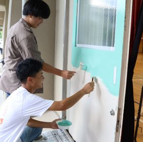 小さな山里の小学校、自分たちでペンキ塗り　地元工務店が協力、色あせた教室が一新