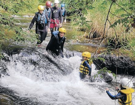 外国人、渓谷下り満喫　小矢部市、誘客へモニターツアー　