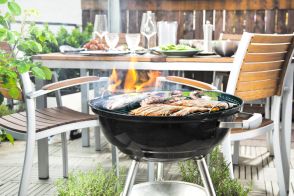 戸建てベランダで「BBQ」をしていたら、近隣住民から「苦情」が入りました。「敷地内」でやっていることですが、今後は控えるべきでしょうか…？