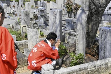 伊佐庭如矢の命日に墓参　道後温泉4団体関係者ら本館の全館営業再開を報告（愛媛）