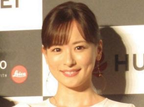 皆藤愛子アナ、ワンピース姿で「ヒール再開」報告 「結構早いね」「もうしばらくは安全運転で」 7月に左足骨折