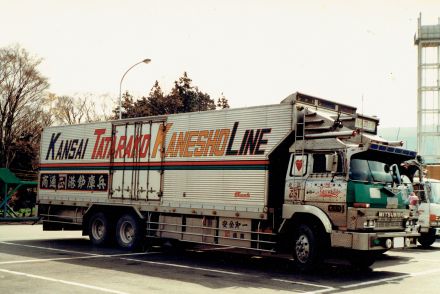 危険な上に道路を傷つける違法行為「過積載」！　違法と知りつつ手を染めざるを得ない「運送会社」が後を絶たないワケ