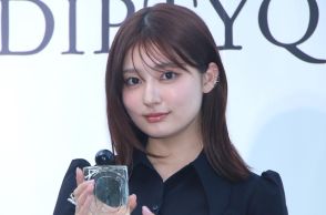 ＜吉川愛＞モノトーンコーデで大人のフェミニンムード　飾り布やベルトがアクセントに