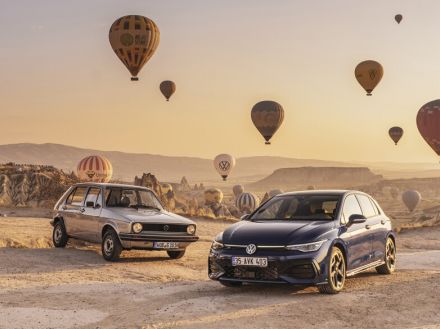 VW『ゴルフ』50周年を祝う熱気球、カッパドキアの夜明けの空へ