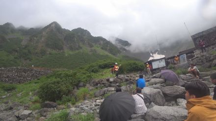 「山にベテランはいない　登山計画書は愛する君へのラブレター」北アルプス涸沢カールで長野県警の担当者がオリジナルソング　夏山シーズンの遭難者が過去10年で最多　秋の紅葉シーズンも遭難に注意を