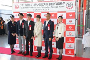 日航、関空－米ロサンゼルス便開設30周年でセレモニー　大谷選手写真入りの搭乗証配布も