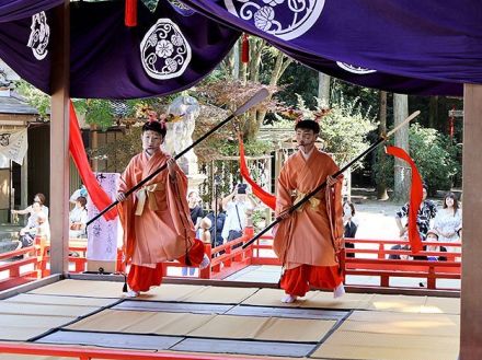 古式ゆかしく稚児舞奉納　富山県射水市の加茂神社