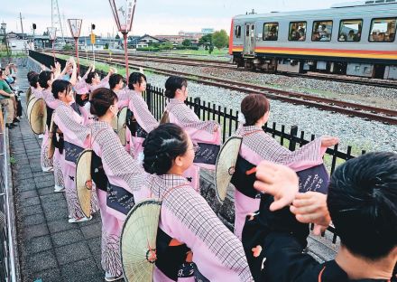 観光客へ感謝の舞　八尾の駅前で見送りおわら