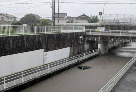 冠水したアンダーパスに車進入　開かぬドア、警察官に躊躇はなかった