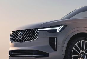 ボルボ『XC90』に改良新型、表情一新…PHEVはEV航続70km以上に