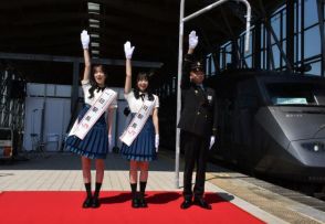 「ひなたフェス」へ出発進行　「日向坂４６」駅で佐々木、上村さんが一日駅長　宮崎・日向