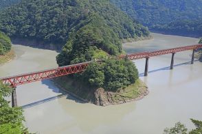 どうやって行くの!? 見た目は「孤島の秘境駅」に人が次々くるワケ それは全て“戦略”だった！