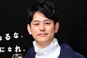 大物俳優2人が「凄い偶然!!」　機内でまさかの“横並び”に仰天「圧がスゴい」「いい笑顔」