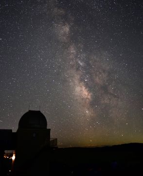 満天の星、立ち上がる天の川　洋野・まきば天文台