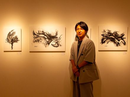 高松の画廊カフェ「ほのほ」で高松在住の書道アーティスト・郷祥さん作品展