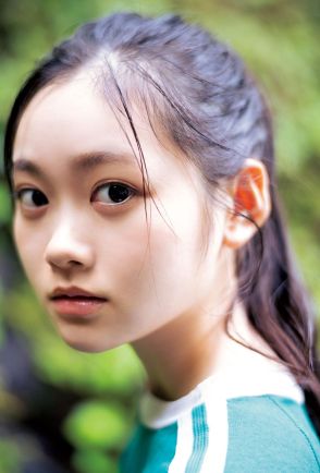 ＜鈴川紗由＞話題の18歳美少女　「ヤンジャン」で青年マンガ誌グラビア初挑戦　抜群の透明感！