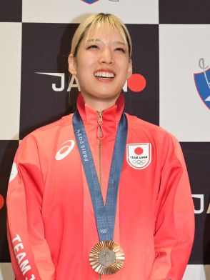 パリ五輪の女性メダリスト２人の日常の悩み「鼻水止まらない」「ちょっと当たっただけでアザに」