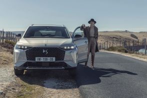 「DS 7」の特別仕様車「オペラE-TENSE 4×4パールグレーエディション」登場