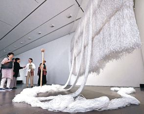 紙の美に復興の思い　北國いけばな研究会花展　２１世紀美術館、８日まで