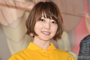 花澤香菜、ミニスカから色白美脚輝く「レア」「綺麗すぎる」と反響