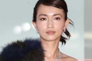 「料理する服装じゃない」長谷川京子、“目のやり場に困る”クッキング動画が物議