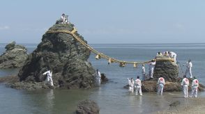 台風10号の影響で切れた大しめ縄　二見興玉神社の夫婦岩で張り替え神事　約1時間かけて結ぶ　三重・伊勢市