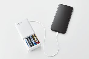 「乾電池式」は1つ持っておきたい。モバ充代わりにもなる3 in 1充電器