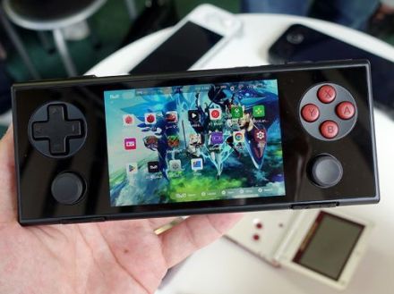 レトロデザインのコンパクトAndroidポータブルゲーム機「AYANEO POCKET MICRO」が11月発売、週末に店頭展示